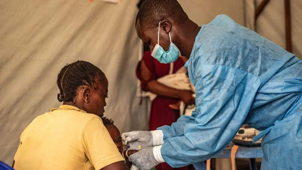 Un neno infectado con mpox recibe tratamento nun hospital do territorio de Nyiragongo, na Rep&uacute;blica Democr&aacute;tica do Congo. (Foto: Europa Press / Contacto / Zanem Nety Zaidi)
