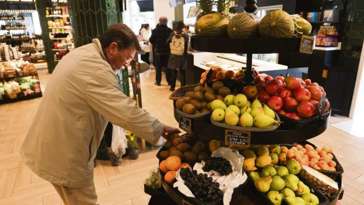 Compra de produtos frescos nunha tenda de proximidade. (Foto: Arxina)