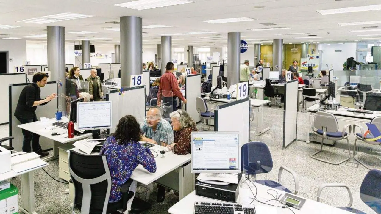 Oficina da Axencia Tributaria. (Foto: Carlos Luj&aacute;n / Europa Press)