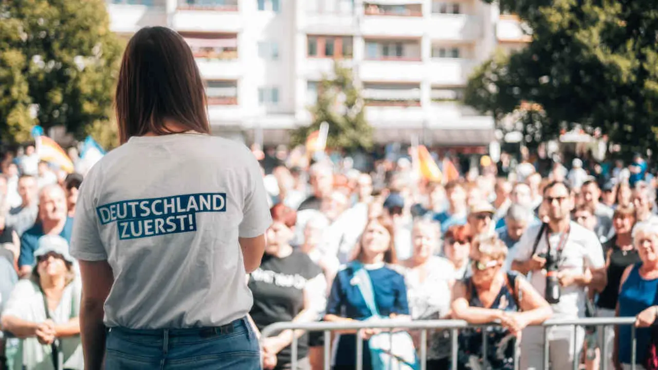 Camisola co lema "Alema&ntilde;a primeiro" nun mitin da AfD. (Foto: N&oacute;s Diario)