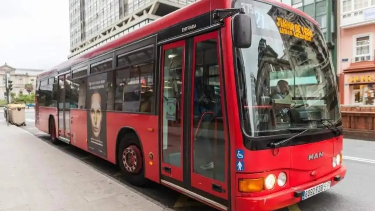 Autob&uacute;s urbano da Coru&ntilde;a, nunha imaxe de arquivo. (Foto: Concello da Coru&ntilde;a)