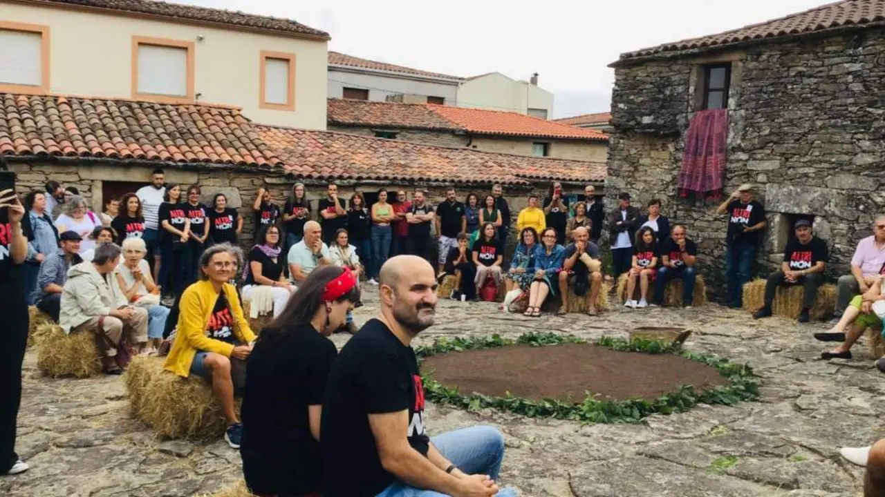 Asistentes a unha das actividades da xornada Ferrados de Vida, este s&aacute;bado en Agolada (Deza). (Foto: N&oacute;s Diario)