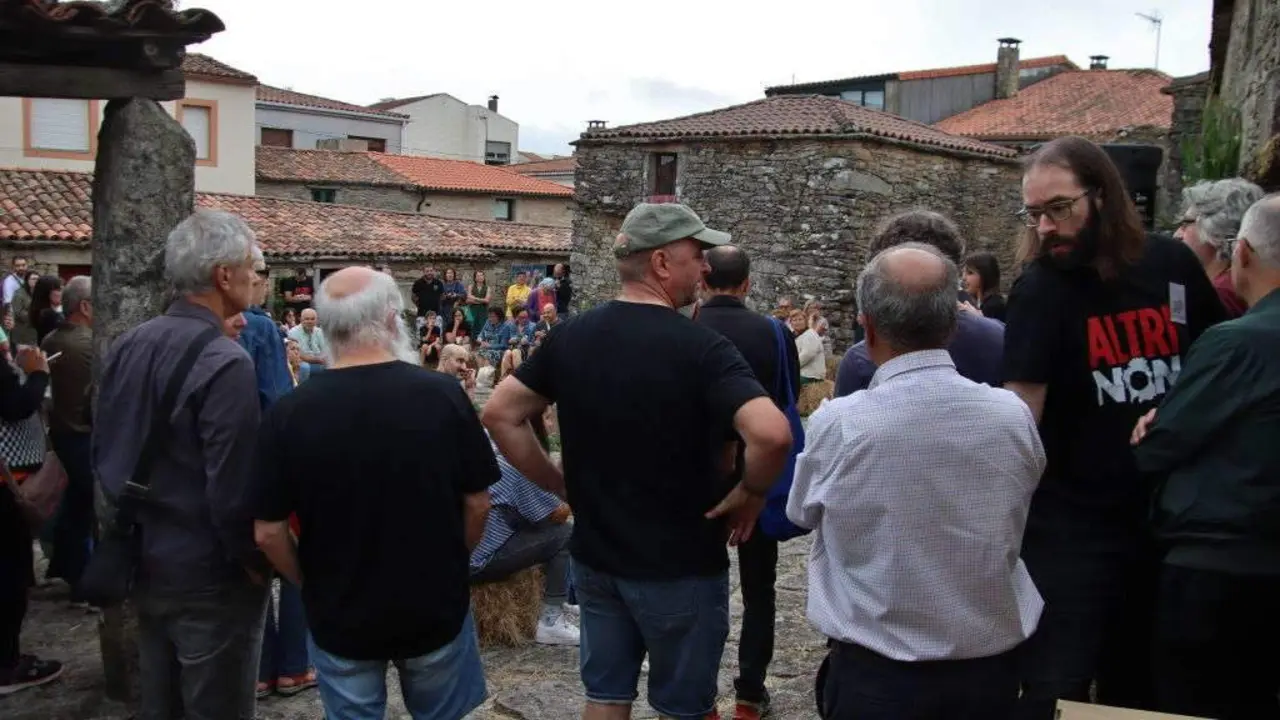 Xornada 'Ferrados de Vida' nos Pendellos de Agolada (O Deza) o pasado s&aacute;bado. (Foto: &Aacute;ngel Luis Utrera / Pendellos de Agolada).