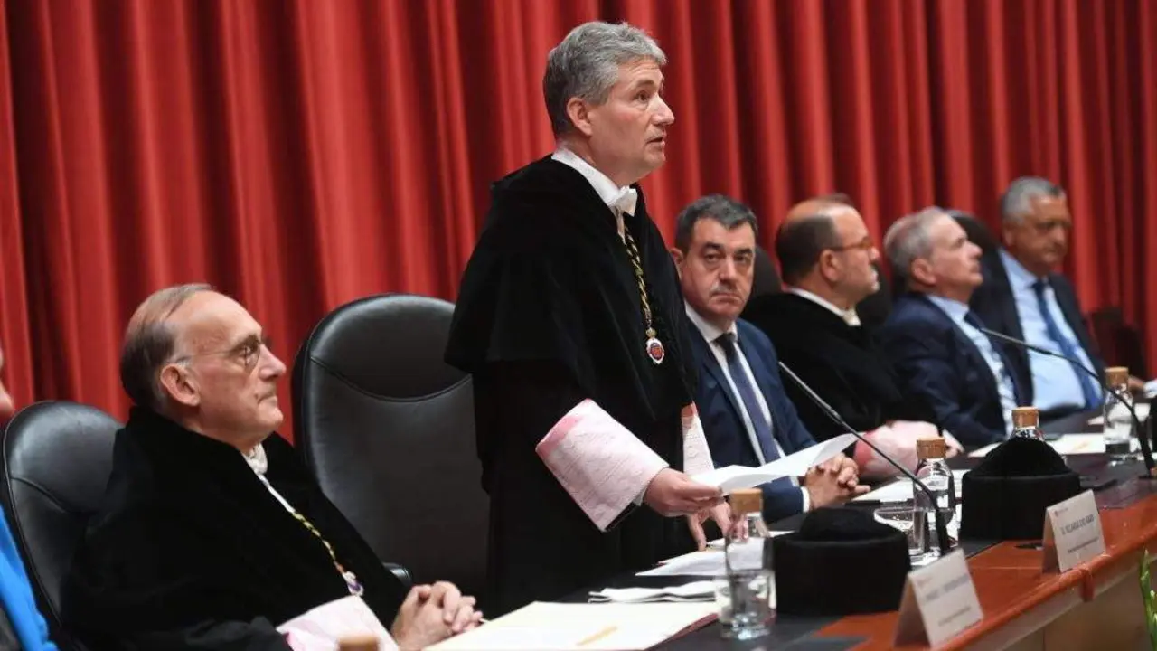 Ricardo Cao, de p&eacute;, acompa&ntilde;ado por Manuel Reigosa, Rom&aacute;n Rodr&iacute;guez e Antonio L&oacute;pez. (Foto: UDC)