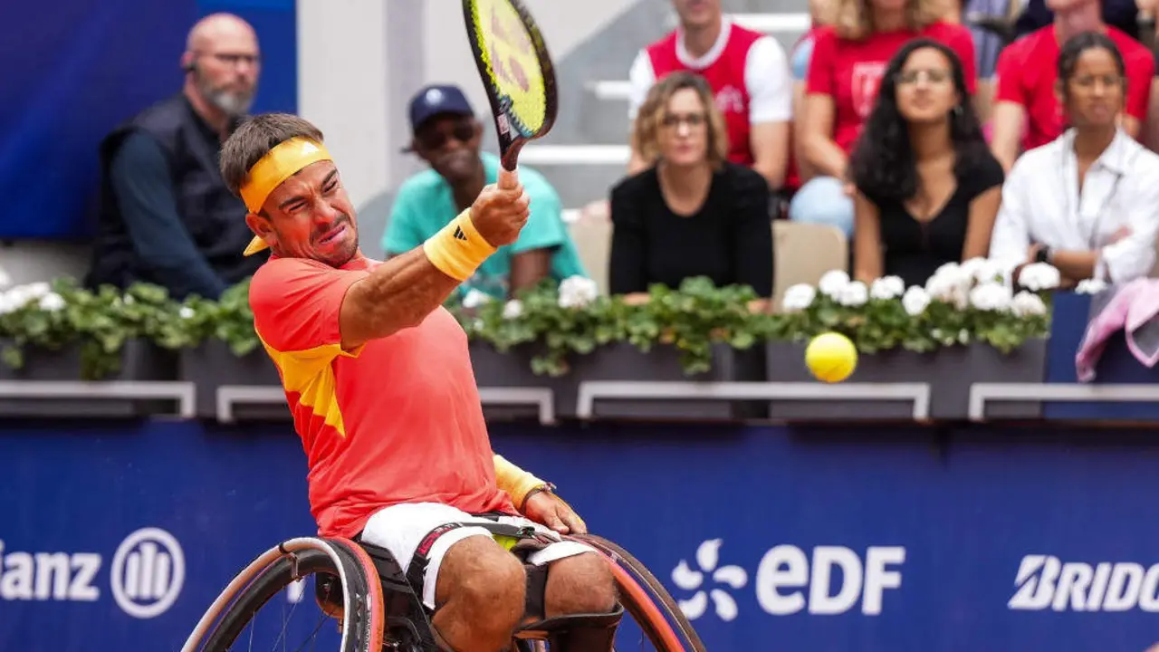 El dobles espa&ntilde;ol compuesto por Mart&iacute;n de la Puente y Daniel Caverzaschi en su partido por el bronce frente a los franceses Frederic Cataneo y Stephane Houdet. Stade Roland-Garros. Juegos Paral&iacute;mpicos Par&iacute;s 2024. &copy;&nbsp;Miakel Helsing / CPE.