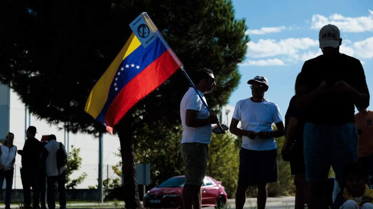 Varios venezolanos esperan no exterior da base a&eacute;rea de Torrej&oacute;n de Ardoz (Madrid) a chegada de Edmundo Gonz&aacute;lez. (Carlos Luj&aacute;n / Europa Press)