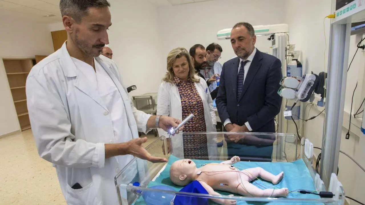 A ex xerente da &aacute;rea de Santiago e O Barbanza, Elo&iacute;na N&uacute;&ntilde;ez, xunto ao ex conselleiro de Sanidade, Julio Garc&iacute;a Comesa&ntilde;a, nunha visita ao CHUS. (Foto: Conchi Paz)