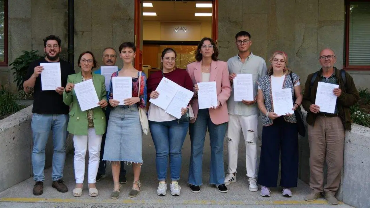Integrantes do BNG e de Galiza Nova esta terza feira no Parlamento galego. (Foto: N&oacute;s Diario)