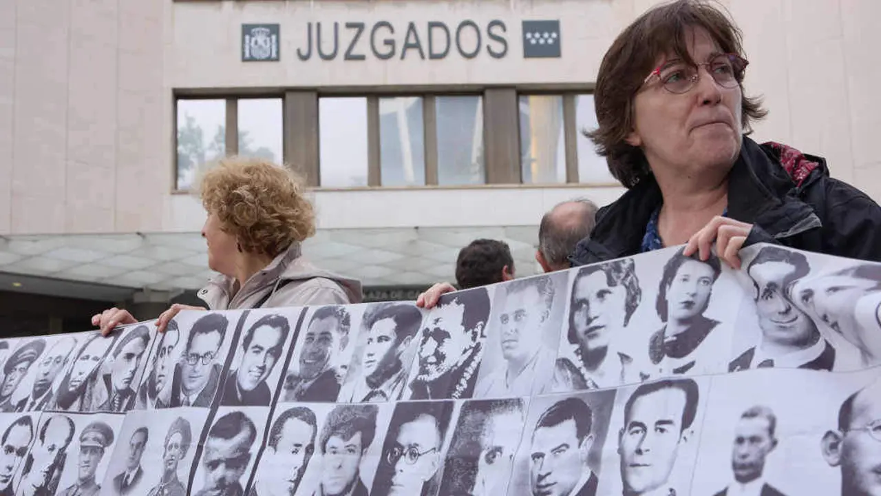 Protesta con imaxes de v&iacute;timas da ditadura durante a declaraci&oacute;n de Julio Pacheco ante a Xustiza espa&ntilde;ola en setembro de 2023. (Foto: Jes&uacute;s Hell&iacute;n / Europa Press)
