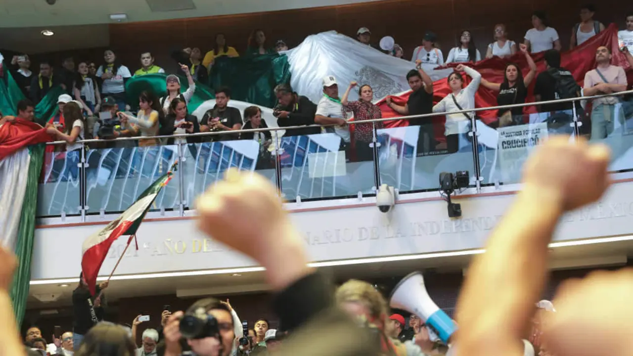 Manifestantes dentro do Senado de M&eacute;xico a terza feira. (Foto: eyepix / Zuma Press / ContactoPhoto)
