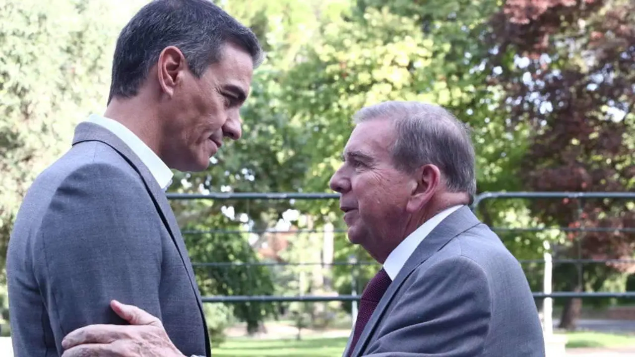 Pedro S&aacute;nchez e Edmundo Gonz&aacute;lez Urrutia nos exteriores da Moncloa este 12 de setembro. (Foto: Pool Moncloa / Fernando Calvo)