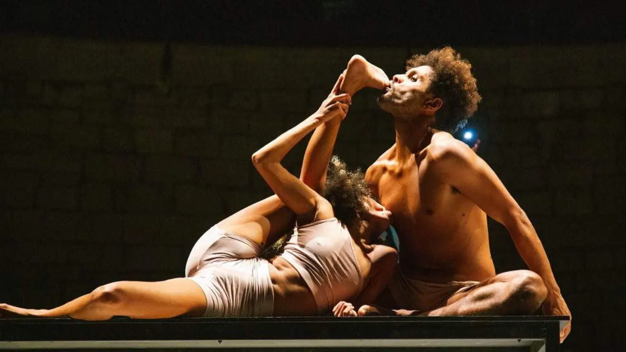 Detr&aacute;s da provocaci&oacute;n e o espectacular, adiv&iacute;&ntilde;ase unha arquitectura coreogr&aacute;fica estrita. (Foto: MIT RIbadavia)