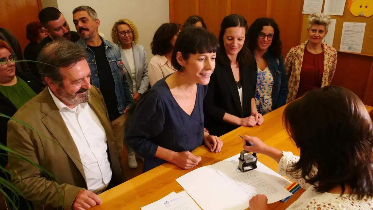 Ana Pont&oacute;n rexistra no Parlamento a creaci&oacute;n da comisi&oacute;n de investigaci&oacute;n dos contratos da Xunta. (Foto)