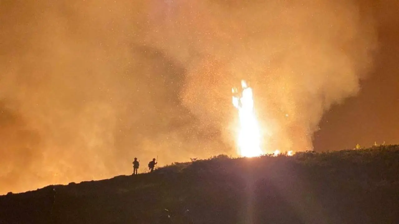 Brigadistas combaten o incendio de Laza, na comarca de Ver&iacute;n, este domingo &aacute; noite, 15 de setembro. (Foto @BrifLaza)