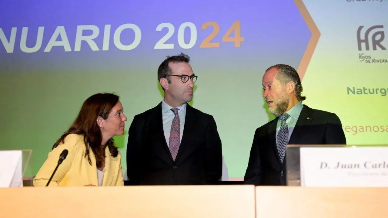 O ministro de Econom&iacute;a, Carlos Cuerpo, xunto &aacute; alcadesa da Coru&ntilde;a, In&eacute;s Rei, e o presidente de Abanca, Juan Carlos Escotet este 16 de setembro na Coru&ntilde;a. (Foto: M. Dylan / Europa Press)