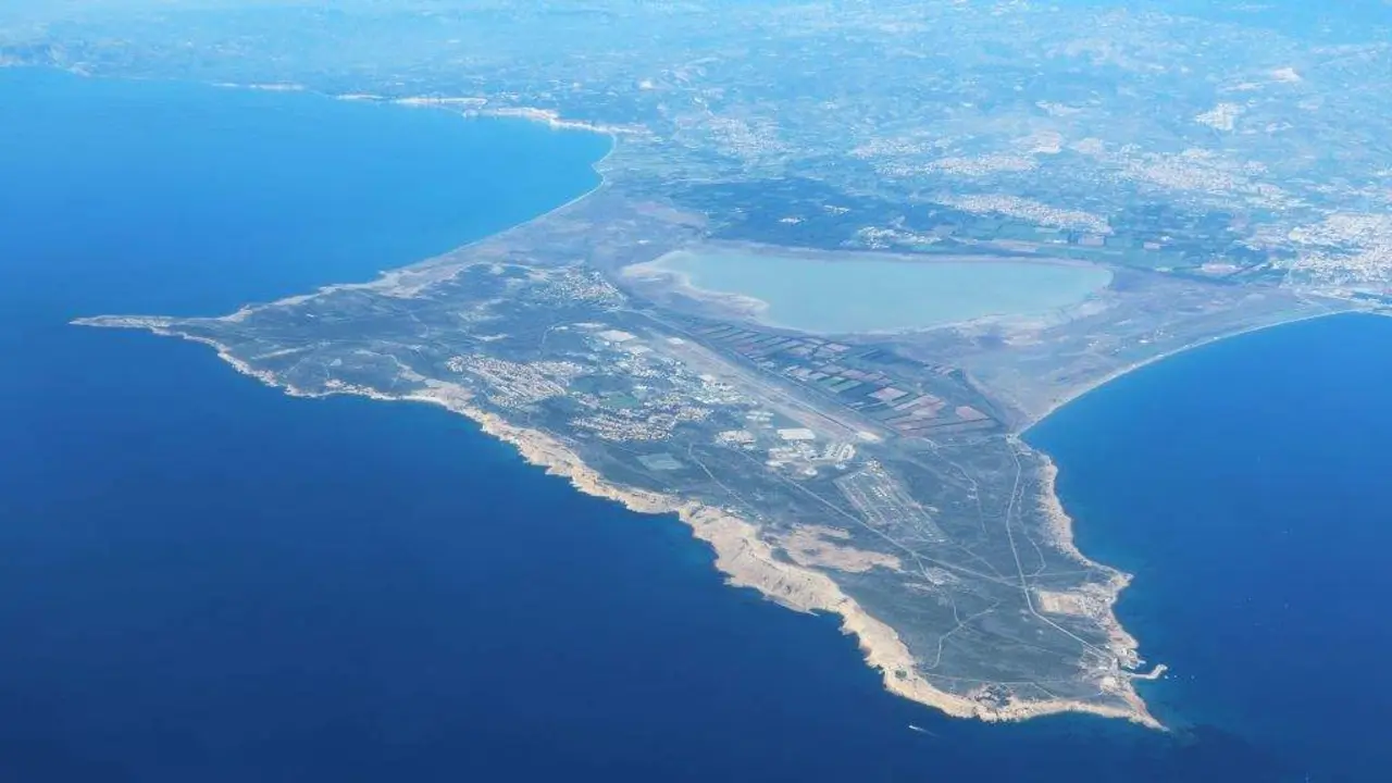 Vista a&eacute;rea da pen&iacute;nsula de Akrotiri, co lago salgado de Limassol ao oeste da ciudad de Limassol, Chipre. (Foto Stewart)