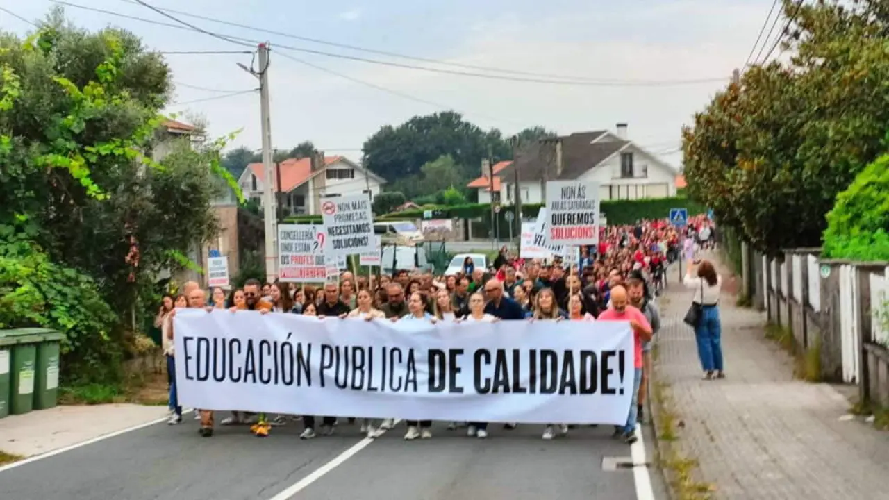 Cabeceira da protesta da comunidade docente de Vent&iacute;n (Ames, comarca de Compostela) este 20 de setembro. (Foto N&oacute;s Diario)