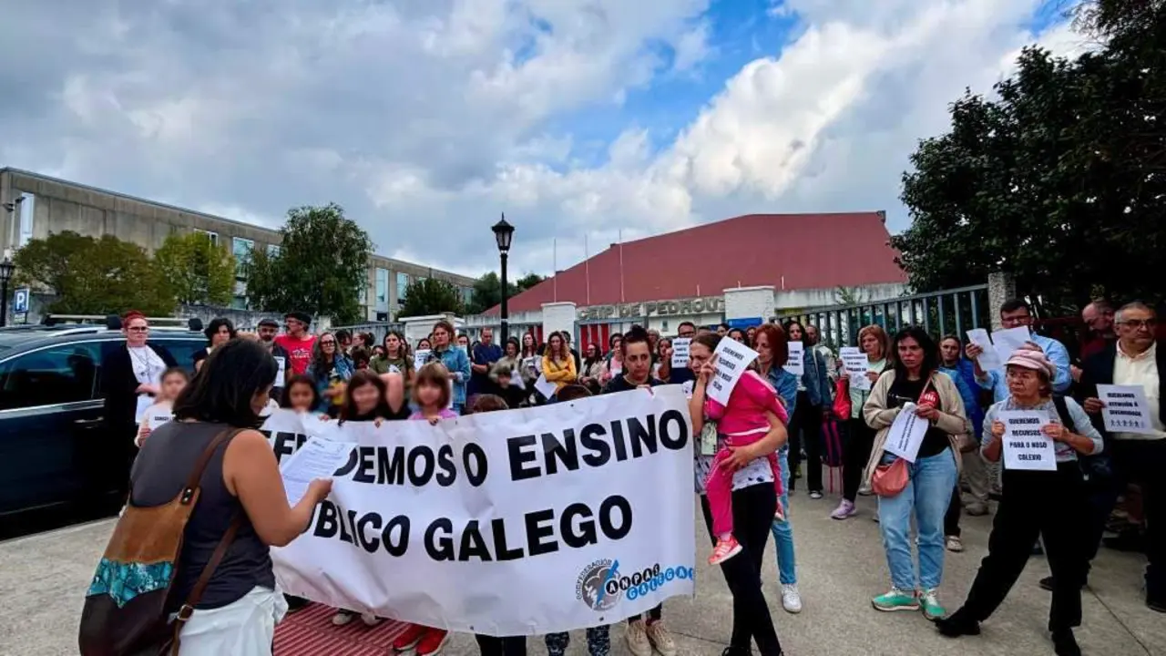 Protesta &aacute;s portas do CEIP Pedrouzos de Bri&oacute;n, esta segunda feira. (Foto: Anpa Andarav&iacute;a do CEIP Pedrouzos)