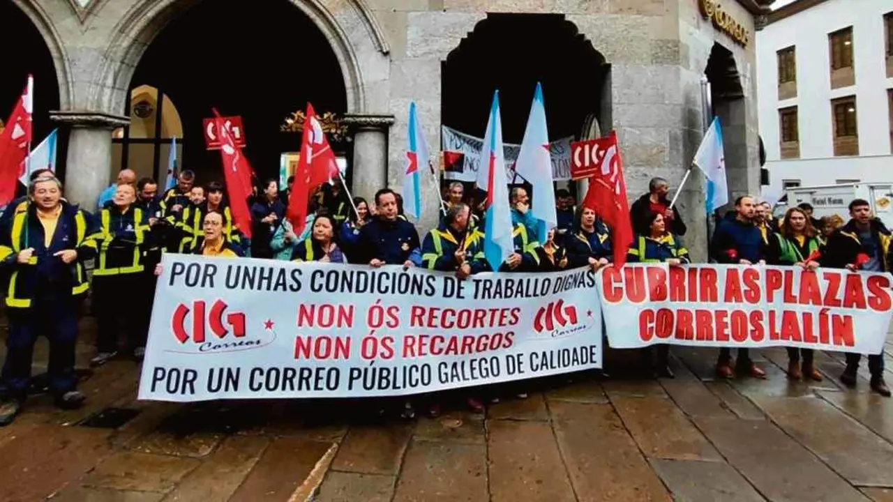 Protesta do persoal de Correos de Lal&iacute;n e Compostela, esta terza feira. (Foto: N&oacute;s Diario)