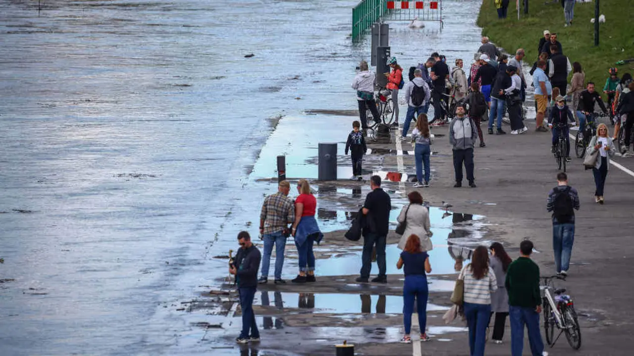 Suba do nivel do r&iacute;o V&iacute;stula (Polonia) durante a tormenta 'Boris'. (Foto: Beata Zawrzel / Europa Press / Contacto)