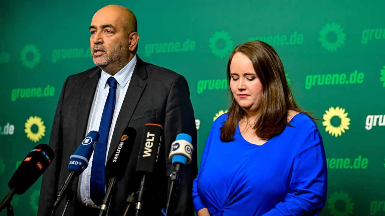 Omid Nouripour e Ricarda Lang, l&iacute;deres dos Verdes alem&aacute;ns, a cuarta feira en Berl&iacute;n ao anunciar a dimisi&oacute;n conxunta de toda a direcci&oacute;n. (Foto Fabian Sommer / DPA v&iacute;a Europa Press)