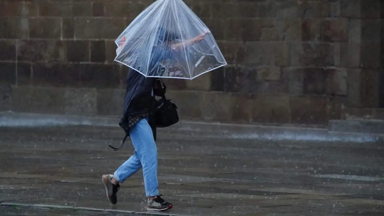 Temporal de chuvia en Compostela. (Foto: &Aacute;lvaro Ballesteros / Europa Press)