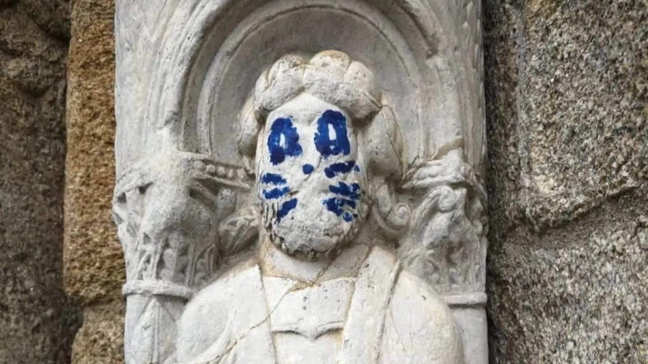 Acto vand&aacute;lico nunha escultura da fachada de Prater&iacute;as da Catedral de Santiago. (Foto Europa Press)