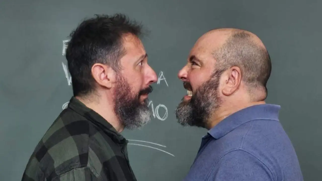 Den&iacute;s L&oacute;pez con Juan Gul&iacute;as gravando "Escola de debate Miguel Tellado". (Foto: N&oacute;s Diario)