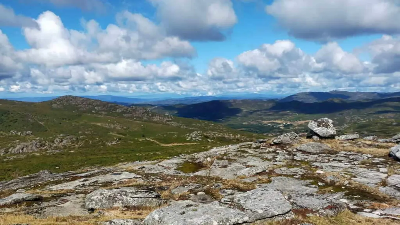 A aperta infinda do horizonte desde os sesteiros do Coto dos Xarotos, na serra do Su&iacute;do. (Foto: Susana Trigo)