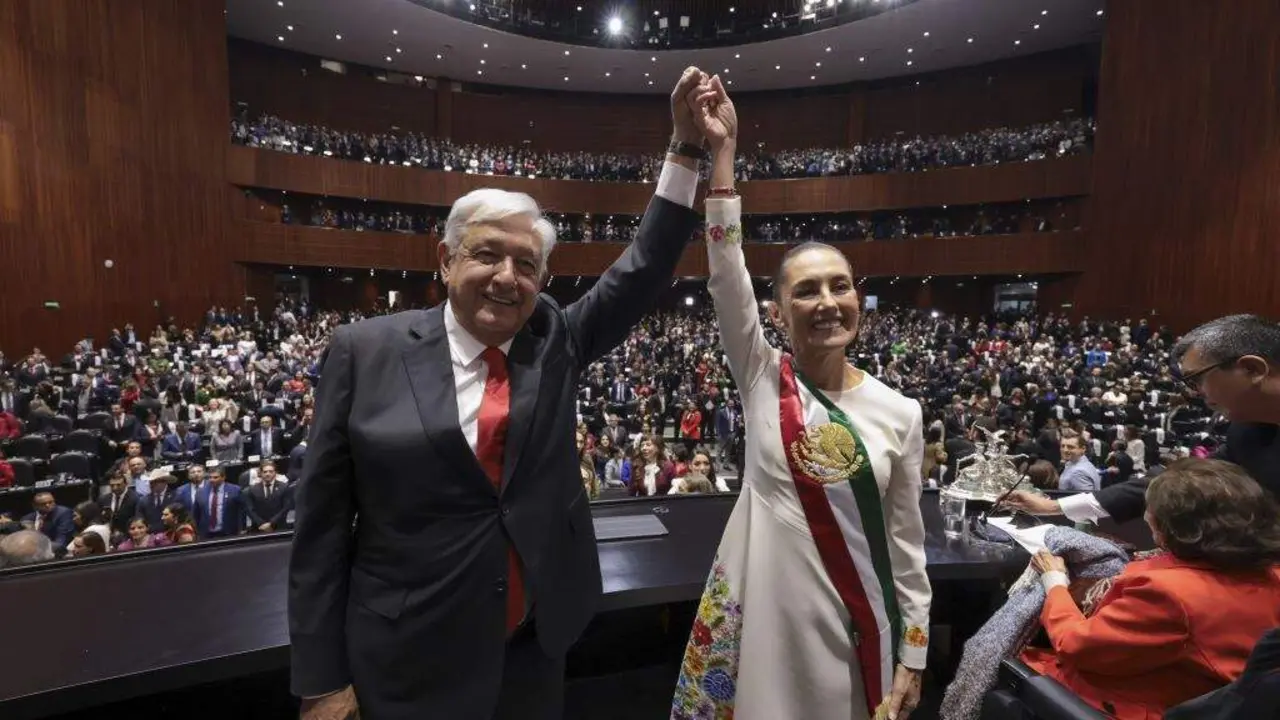 Andr&eacute;s Manuel L&oacute;pez Obrador, presidente sa&iacute;nte, e Claudia Sheinbaum, a nova dirixente de M&eacute;xico, esta terza feira. (Foto: Morena)