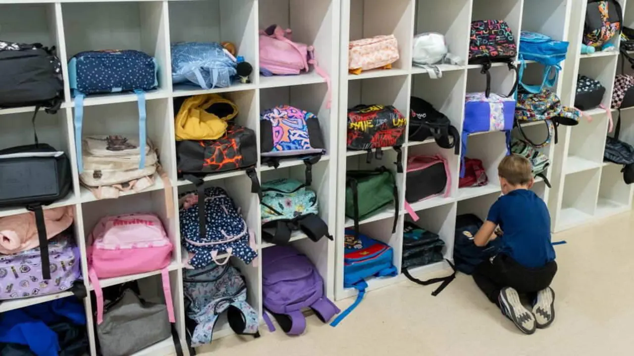 Un alumno de Primaria recolle a s&uacute;a mochila antes de entrar na aula. (Foto Arxina)