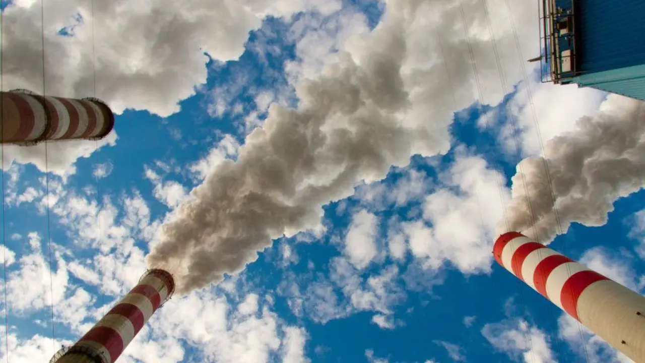 Tres chemineas liberan gases contaminantes. (Foto: Doin Oakenhelm)