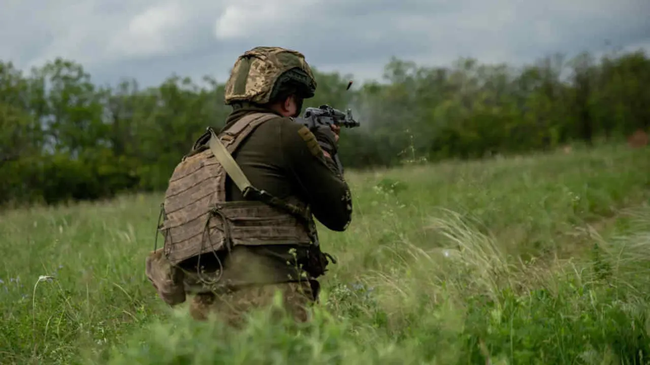 Soldado do Ex&eacute;rcito ucra&iacute;no. (Madeleine Kelly / Europa Press / Contacto)