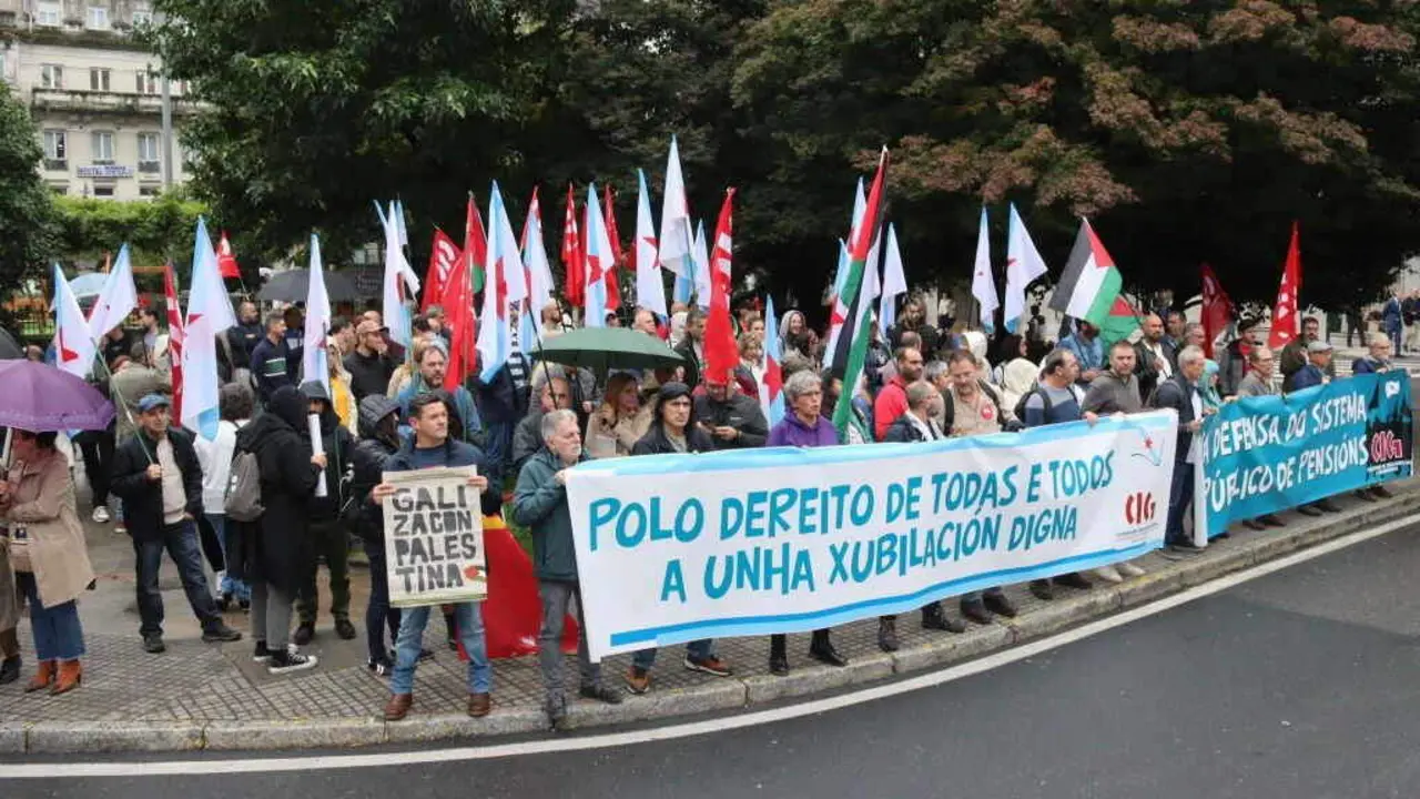Concentraci&oacute;n contra a reforma das pensi&oacute;ns en Compostela. (Foto N&oacute;s Diario)