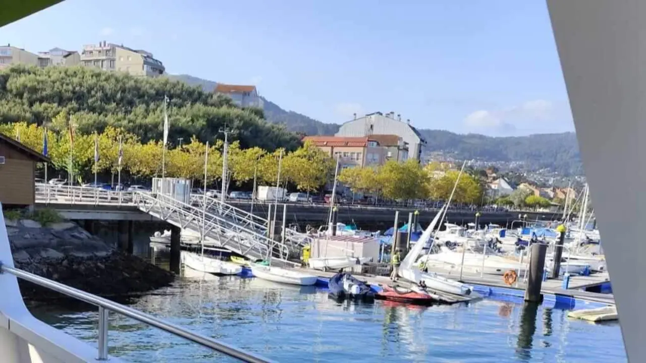 Porto de Moa&ntilde;a, ao car&oacute;n do paseo de Domaio. (Foto: N&oacute;s Diario)