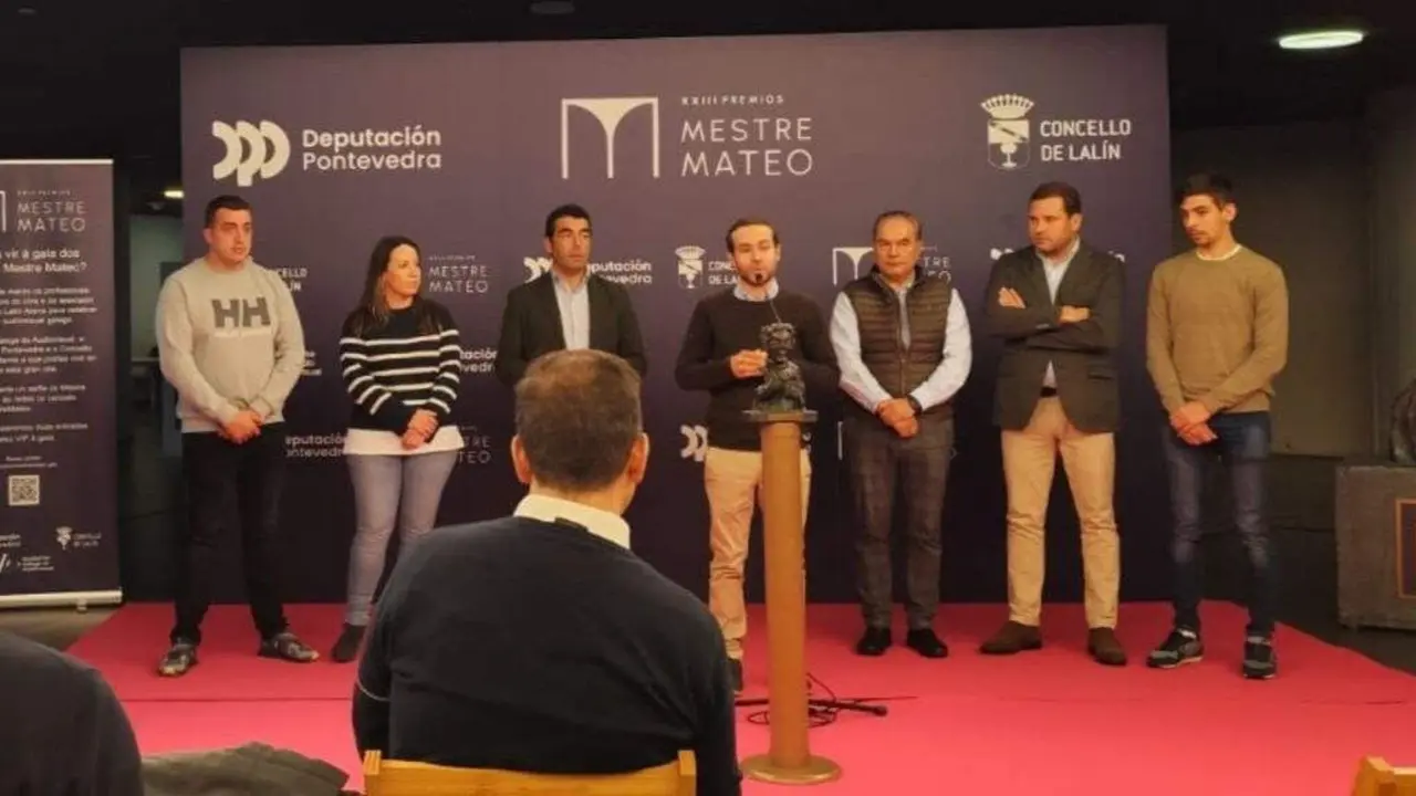 &Aacute;lvaro P&eacute;rez Becerra, no centro, durante a prsentaci&oacute;n da galega dos Premios Mestre Mateo. (Foto: Academia Galega do Audiovisual)