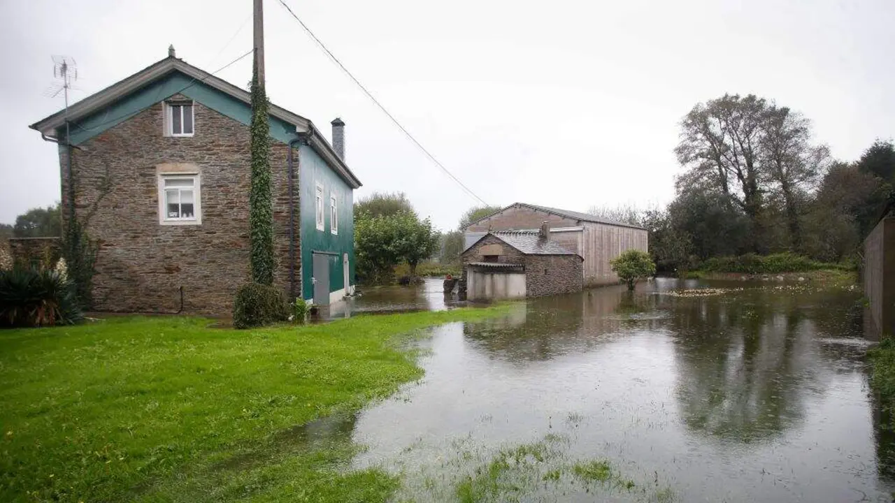 Inundaci&oacute;n provocada polo desbordamento do r&iacute;o Anllo, en Abad&iacute;n (A Terra Ch&aacute;), ap&oacute;s o paso da borrasca 'Kirk'. (Foto: Carlos Castro / Europa Press)