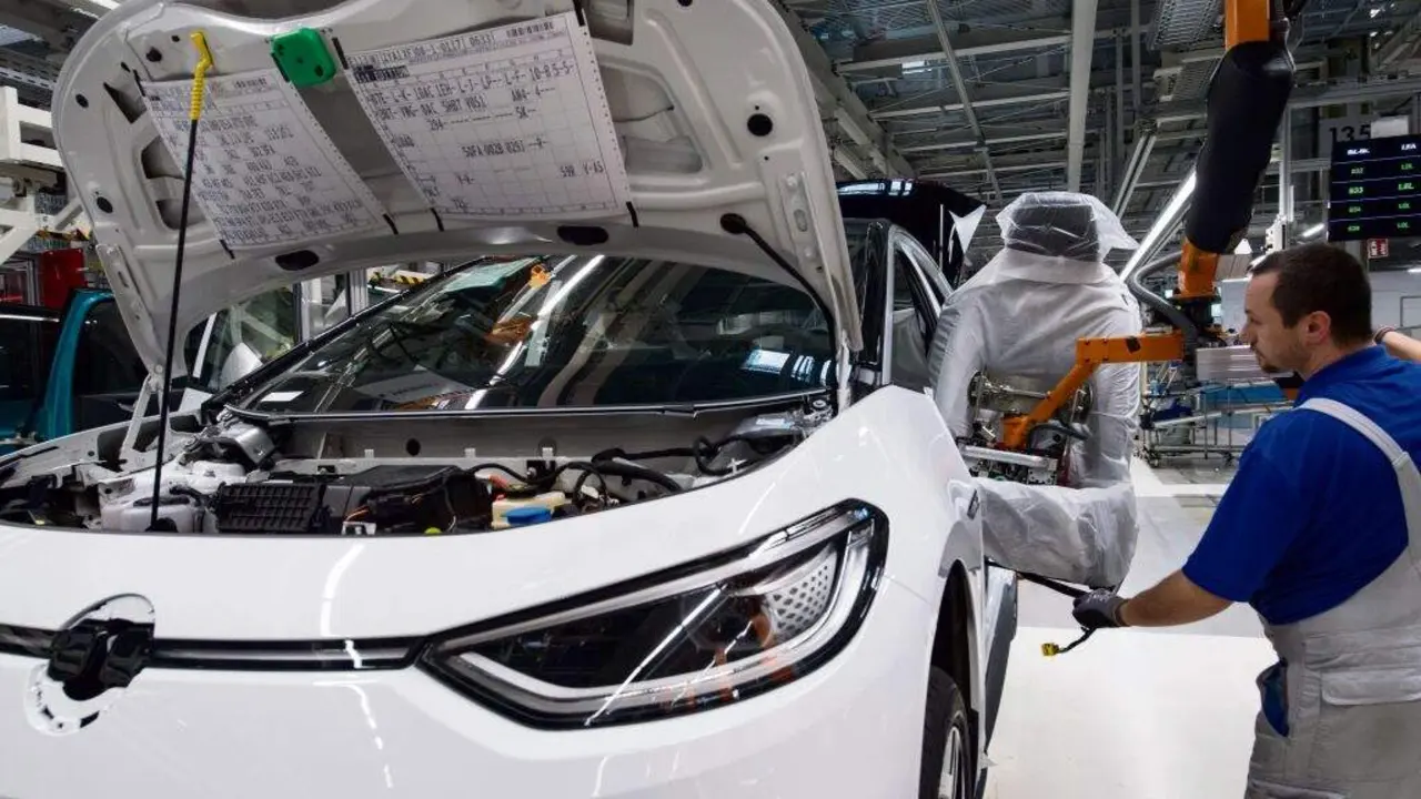 EuropaPress_3304748_25_february_2020_zwickau_an_employee_of_the_german_automaker_volkswagen