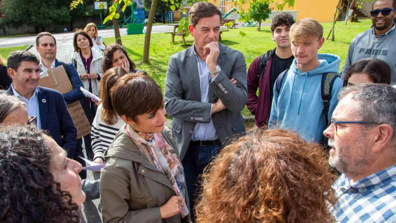 Jos&eacute; Ram&oacute;n Besteiro e Isabel Rodr&iacute;guez, no centro, esta quinta feira. (Foto: N&oacute;s Diario)