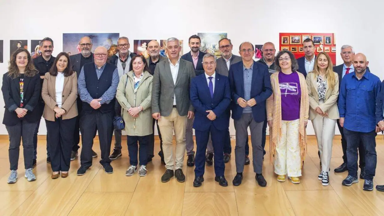 Xurado do Premio Otero Pedraio 2024. No centro, Valent&iacute;n Garc&iacute;a, Lu&iacute;s Menor e Anxo Lourenzo. (Foto: Alberte Paz / Deputaci&oacute;n de Ourense)