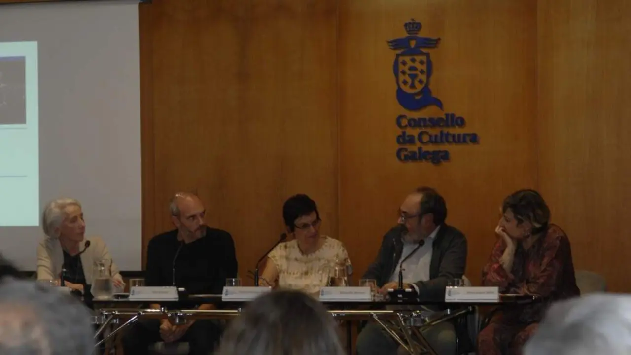 Mabel Rivera, Tito Asorey, Cristina Dom&iacute;nguez, Eduardo Alonso e Inma L&oacute;pez, esta segunda feira. (Foto: CCG-Teresa Navarro)