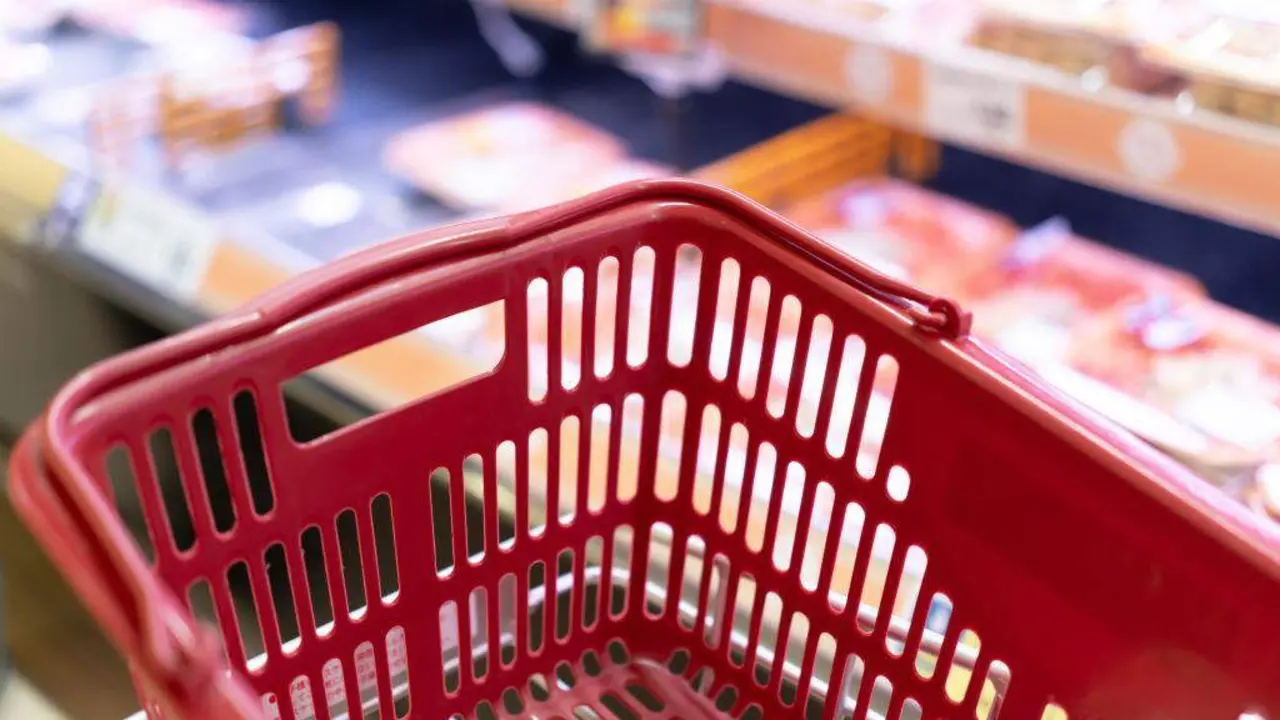 O encarecemento da vida derivado da inflaci&oacute;n aumenta o risco de pobreza e exclusi&oacute;n social. (Foto: Naka)