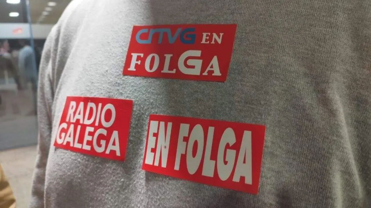 Colantes da folga da CRTVG. (Foto: N&oacute;s Diario)