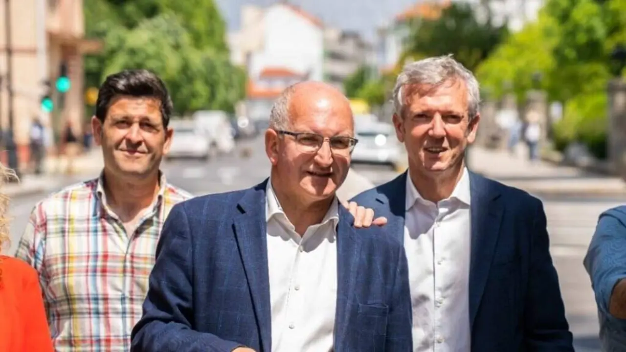 O rexedor de Noia, Santiago Freire (no centro), xunto ao presidente galego, Alfonso Rueda, nunha imaxe de arquivo. (Foto: N&oacute;s Diario)