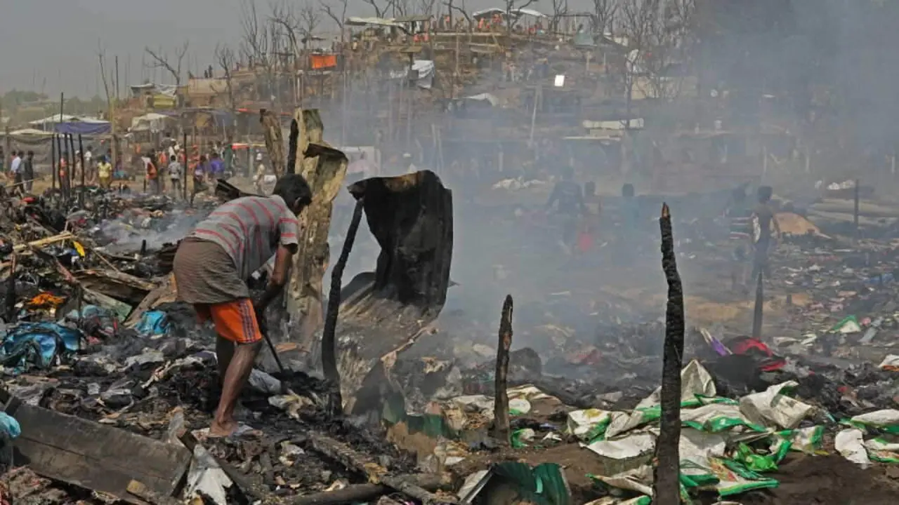 Un incendio arrasou en xu&ntilde;o do ano pasado un campamento de refuxiados e refuxiadas rohingyas en Bangladesh. (Foto: Europa Press / Contacto / Subrata Dey)