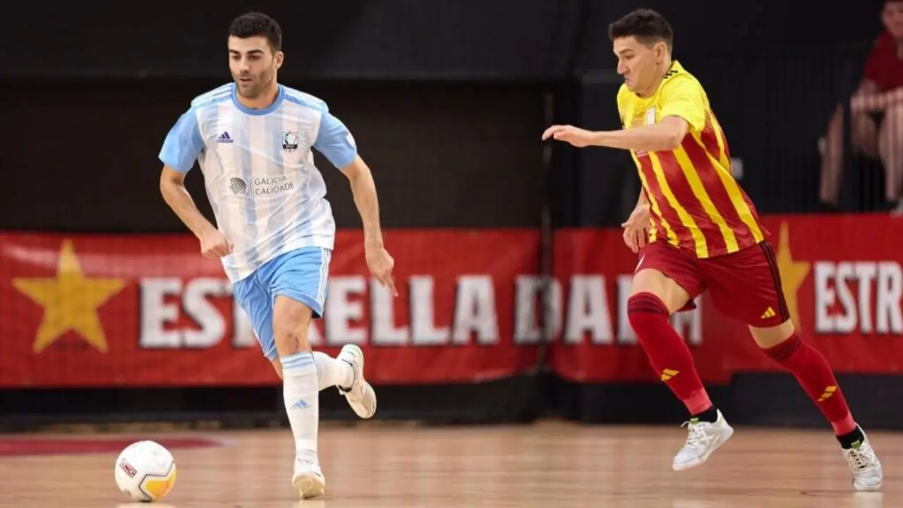 David Pazos conducindo o bal&oacute;n nun encontro recente entre Galiza e Catalunya. (Foto: Futgal)