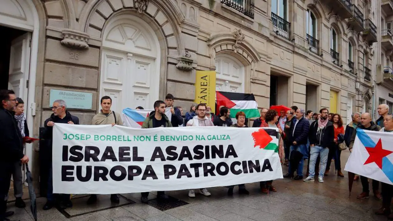 Protesta esta cuarta feira en Vigo contra a participaci&oacute;n de Josep Borrell nunhas xornadas sobre o xenocidio en Gaza. (Foto: Coordenadora Galega de Solidariedade coa Palestina)