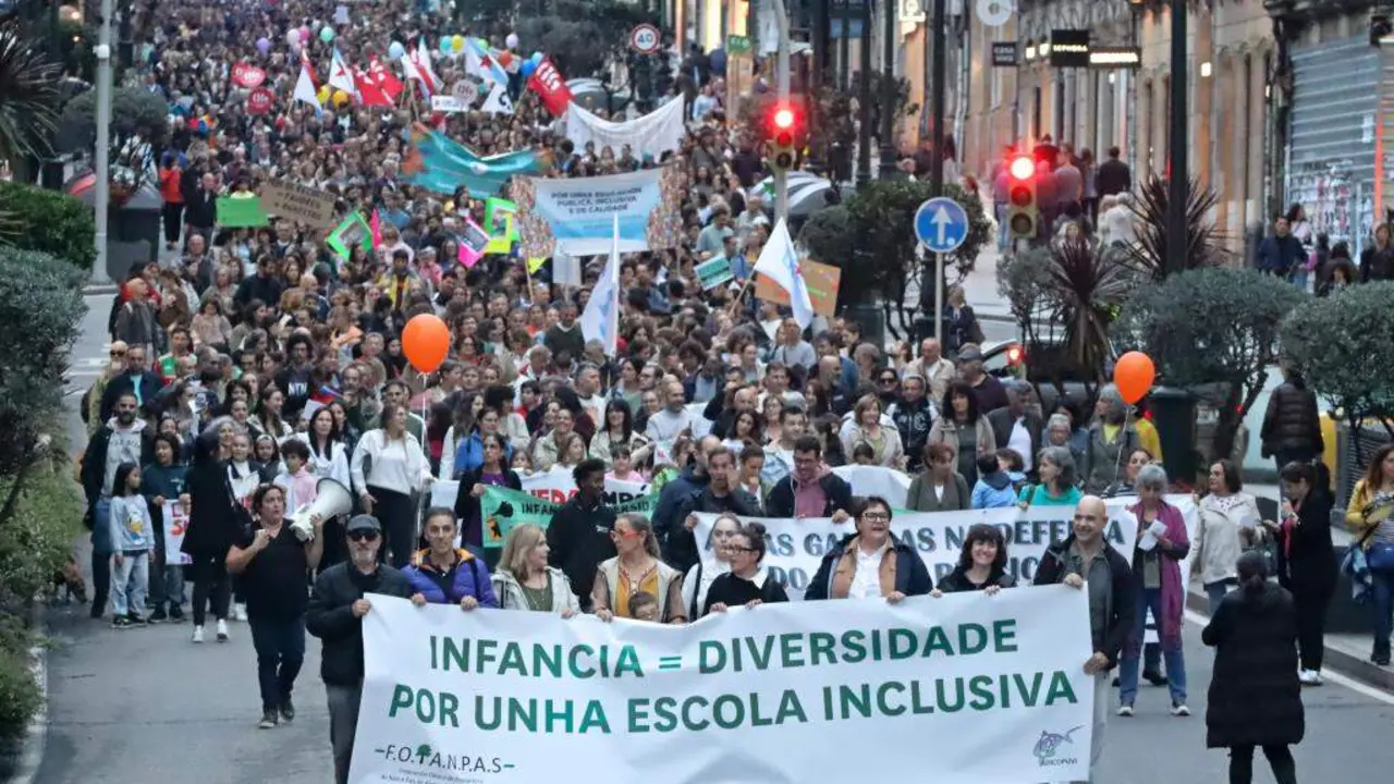 Manifestaci&oacute;n decorrida esta cuarta feira en Vigo contra os recortes en educaci&oacute;n. (Foto: N&oacute;s Diario)