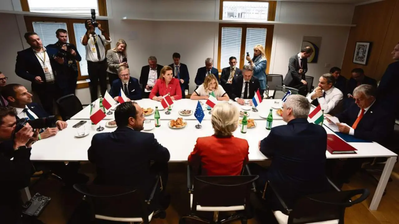 A primeira ministra de Italia, Giorgia Meloni (no centro), liderou onte unha reuni&oacute;n de l&iacute;deres "af&iacute;ns" para tratar as deportaci&oacute;ns de migrantes. (Foto: Goberno de Italia)