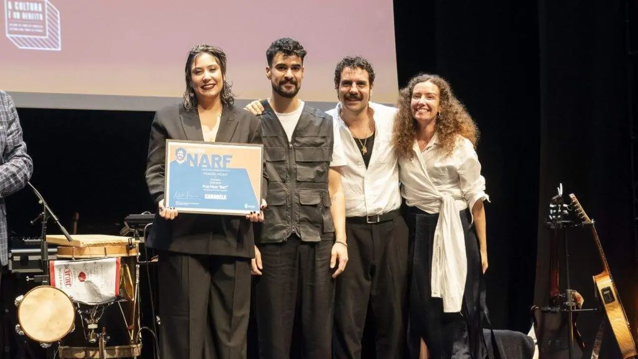 Carabela recollendo o premio, este s&aacute;bado. (Foto: Deputaci&oacute;n da Coru&ntilde;a)